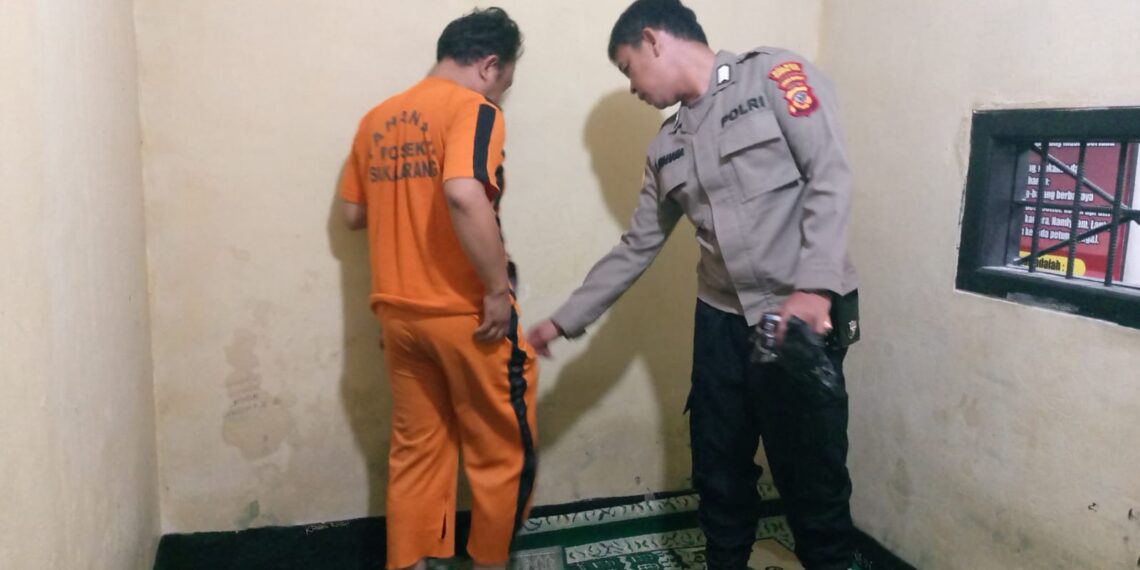 Pastikan Aman Terkendali, Kapolsek Sukalarang Didampingi Anggota Piket Cek dan Kontrol Tahanan