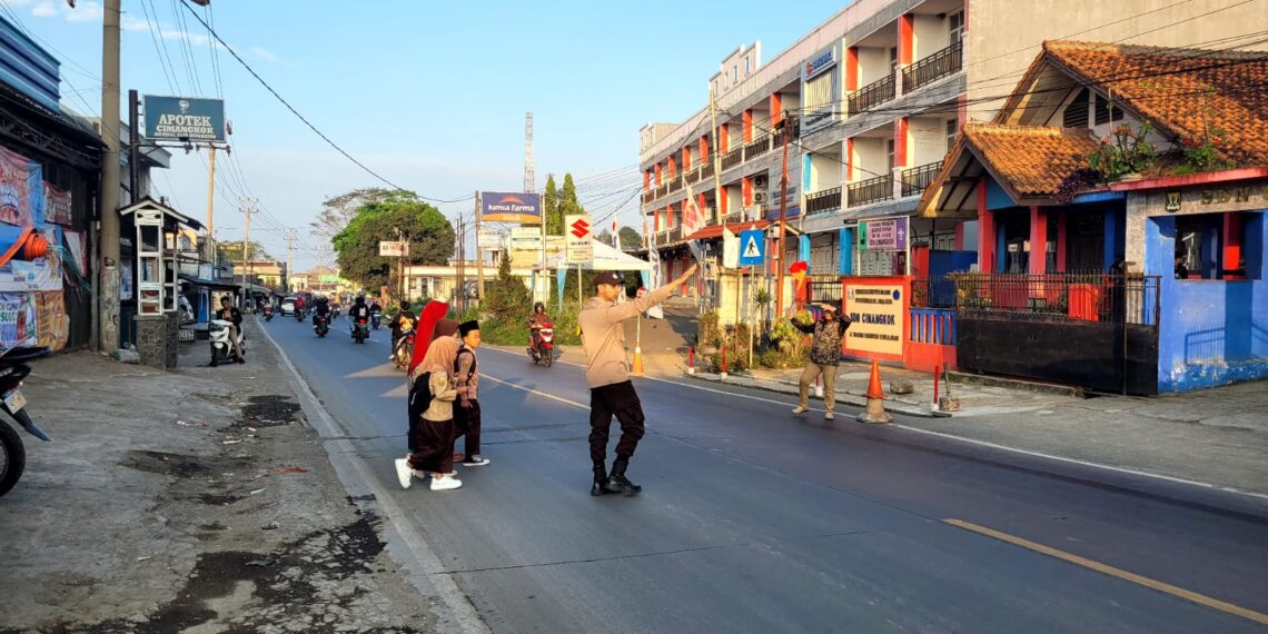 Wujud Kepedulian, Polisi Bantu Anak-Anak Sekolah Menyeberang Jalan