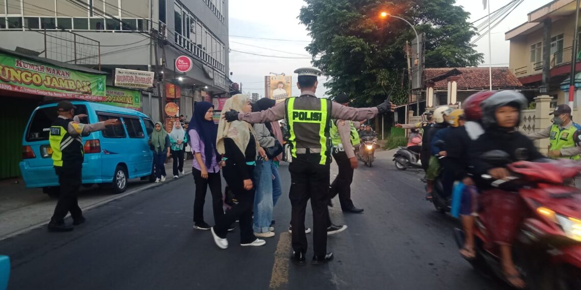 Antisipasi Kemacetan Pagi, Unit Lantas Polsek Sukalarang Melaksanakan Gatur Lalin Saat Jam Masuk Karyawan