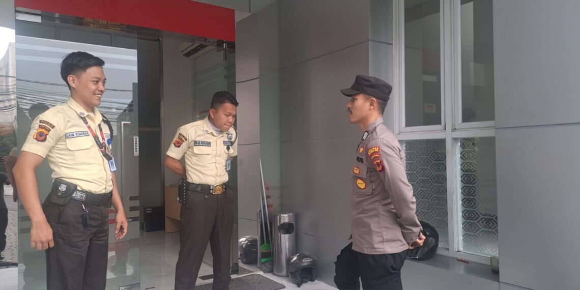 Guna menciptakan keamanan dan kondusif, Polsek Citamiang Patroli Dialogis dan Sambangi Warga.