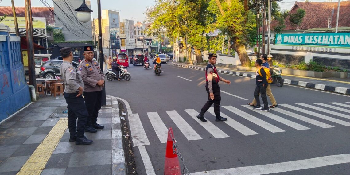 Berikan Pelayanan Di Pagi Hari, Polsek Cikole Laksanakan Giat Pengaturan Lalulintas