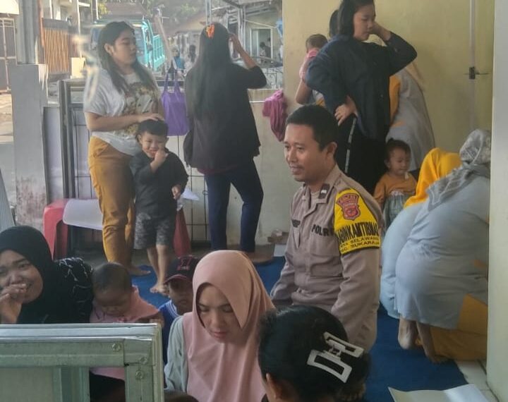 Bhabinkamtibmas Polsek Sukaraja, Laksanakan Pendampingan di Posyandu Guna Cegah Stunting Sejak Dini