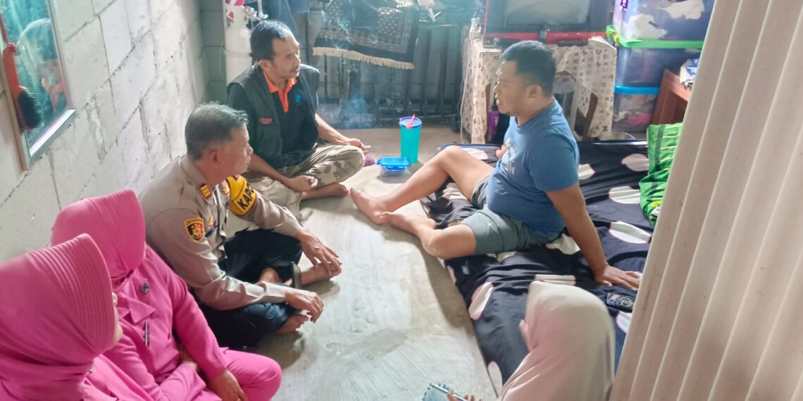 Bentuk Empati, Kapolsek Sukaraja dan Bhayangkari Jenguk Personil Yang Sakit