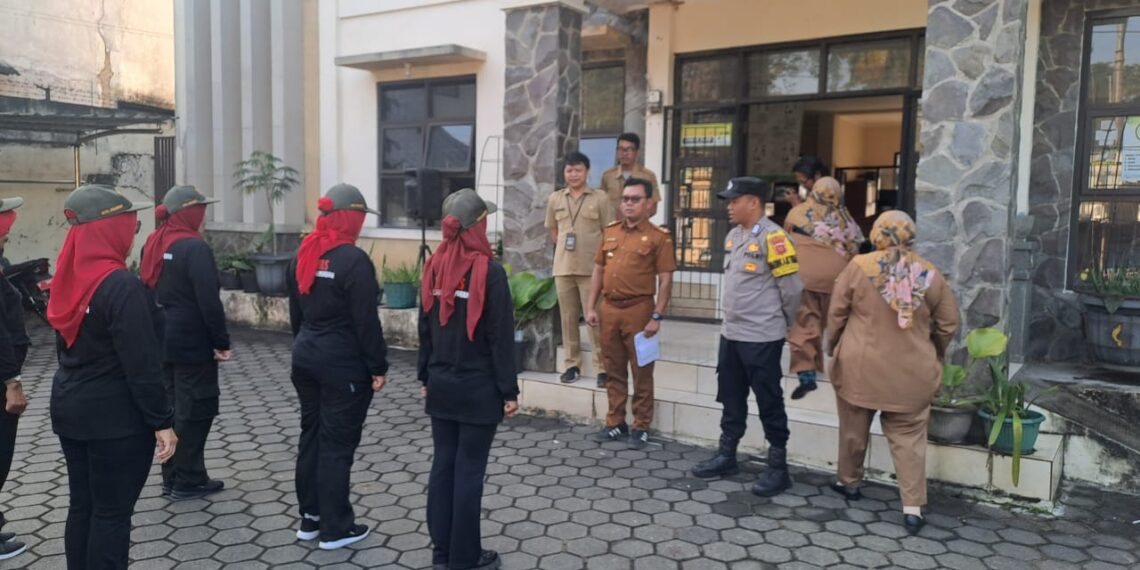 Unit Lantas Polsek Cikole Laksanakan Giat Pengaturan Siang Hari