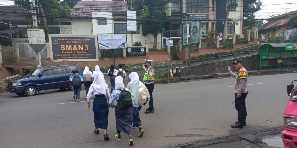 Polsek Cikole Laksanakan Giat Pengaturan Pagi