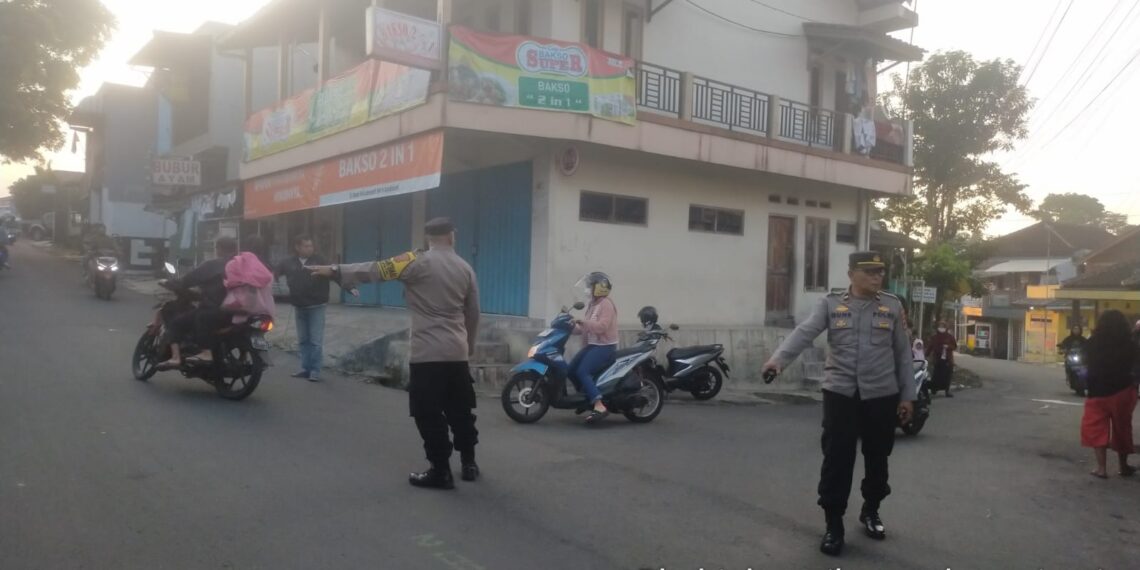 Unit Patroli Samapta Polsek Kadudampit Laksanakan Giat Pengaturan Di Pagi Hari