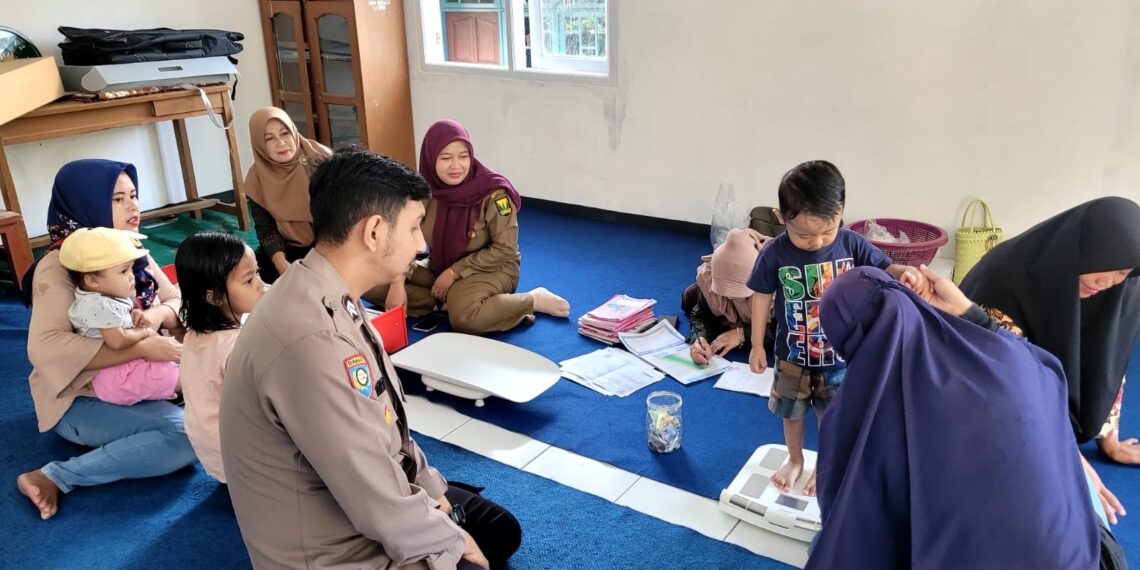 Cegah Stunting dan Ciptakan Kesehatan Balita, Bhabinkamtibmas Laksanakan Pemantauan Giat Posyandu