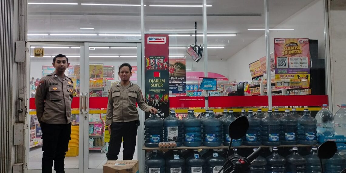 Polsek Sukalarang Patroli Toko Minimarket dan Dialogis dengan Karyawan