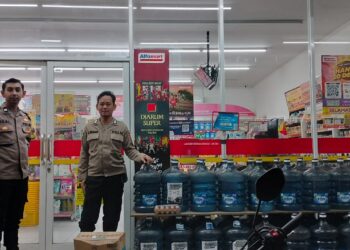 Polsek Sukalarang Patroli Toko Minimarket dan Dialogis dengan Karyawan