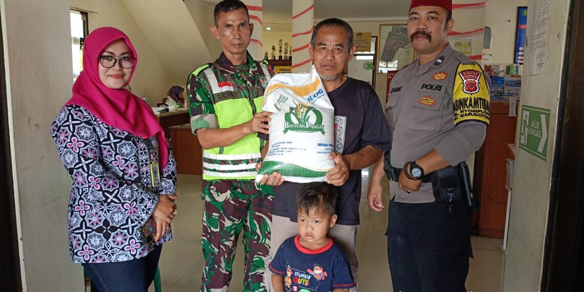 Bhabinkamtibmas Kelurahan Nyomplong Monitoring Pembagian Bansos Beras