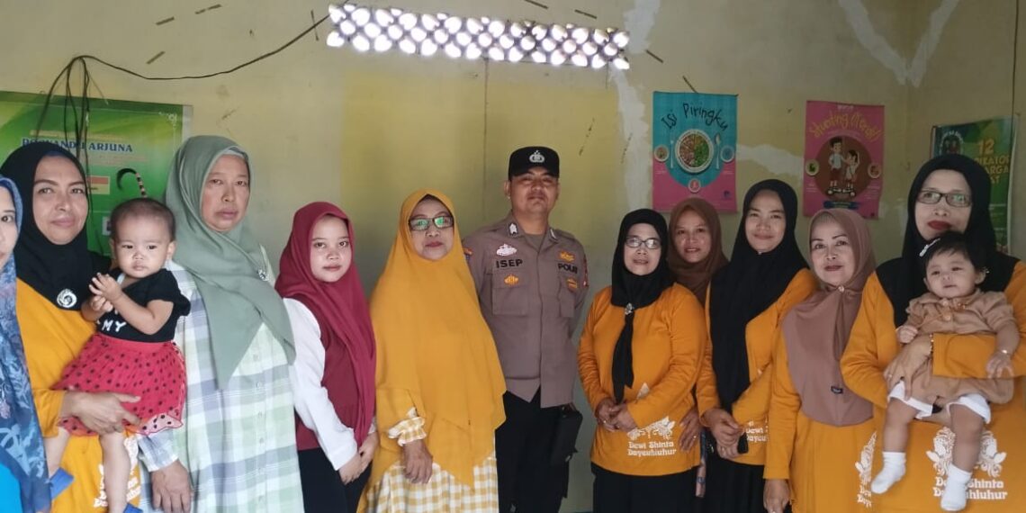 Bhabinkamtibmas Monitoring Giat Penimbangan Bayi dan Konsultasi Gizi
