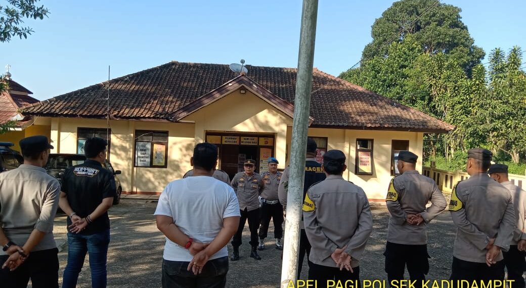 Apel Pagi dan Pengecekan Kelengkapan Personil Polsek Kadudampit