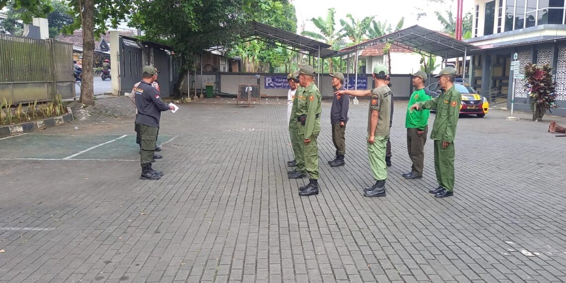 Semangat dan Antusias, Polsek Baros Tingkatkan Penyuluhan dan Bimbingan Kemampuan Anggota Linmas