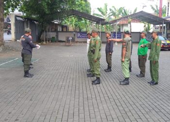 Semangat dan Antusias, Polsek Baros Tingkatkan Penyuluhan dan Bimbingan Kemampuan Anggota Linmas