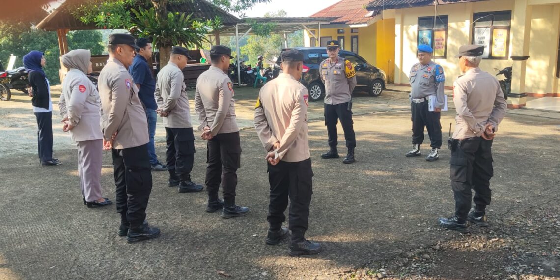 Apel Pagi dan Pengecekan Kelengkapan Personil Polsek Kadudampit