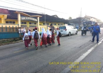 Kapolsek Sukalarang Pimpin Pelayanan Gatur Lalu Lintas Pagi, Pasca Masuk Anak Sekolah