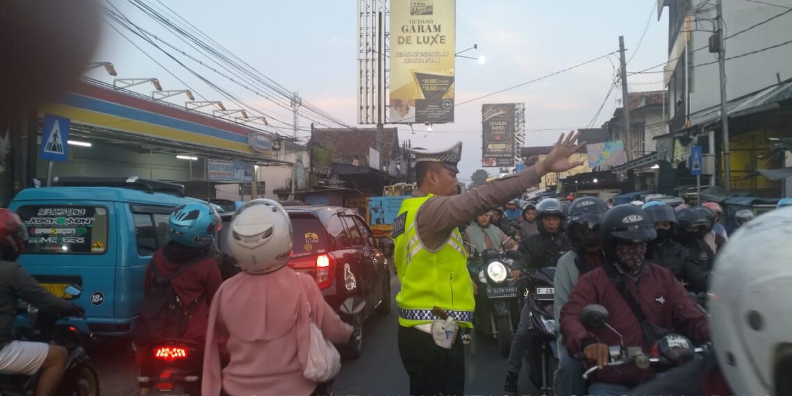 Antisipasi Kemacetan Pagi, Unit Lantas Polsek Sukalarang Laksanakan Gatur Lalin Saat Jam Masuk Karyawan