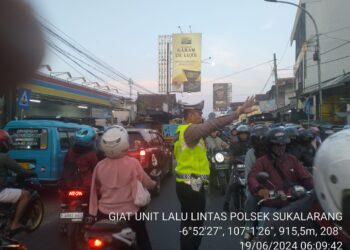 Antisipasi Kemacetan Pagi, Unit Lantas Polsek Sukalarang Laksanakan Gatur Lalin Saat Jam Masuk Karyawan