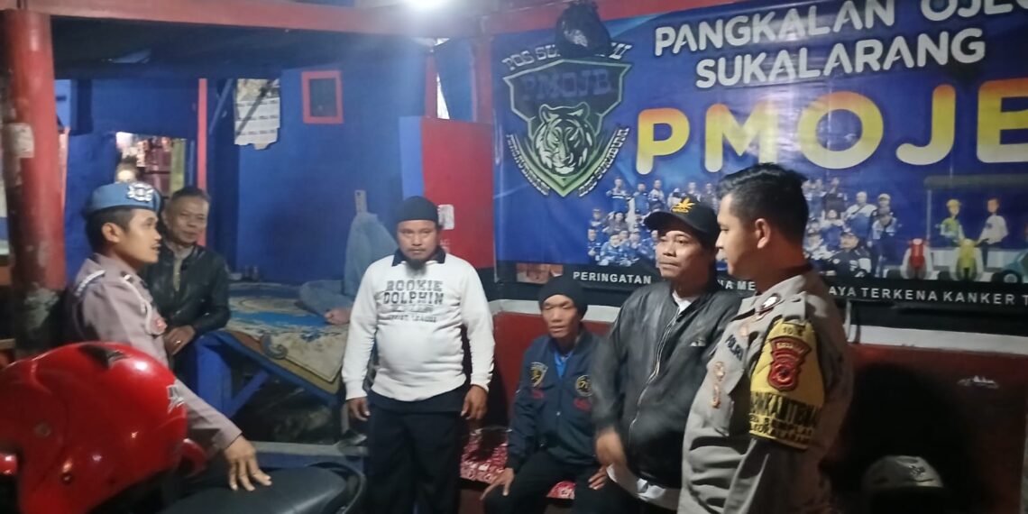 Patroli Dialogis Malam Hari Berikan Imbauan Kamtibmas Kepada Masyarakat Di Wilkum Polsek Sukalarang