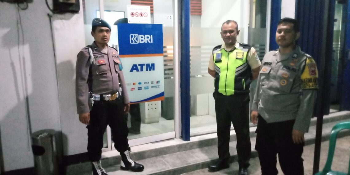 Patroli Malam Hari Personil Polsek Sukalarang Sambangi ATM
