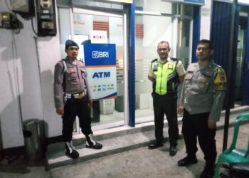 Patroli Malam Hari Personil Polsek Sukalarang Sambangi ATM