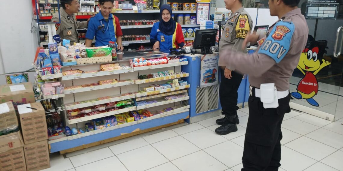 Personil Polsek Sukalarang Patroli Sambangi Toko Minimarket dan Dialogis dengan Karyawan
