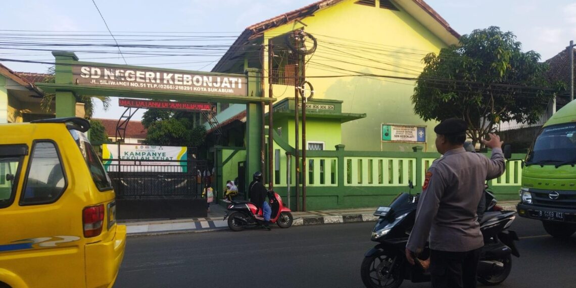 Antisipasi Kemacetan, Polsek Cikole Laksanakan Giat Pengaturan Di Pagi Hari