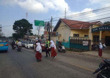 Wujud Kepedulian, Polisi Bantu Anak-Anak  Menyeberang Jalan Sepulang Sekolah