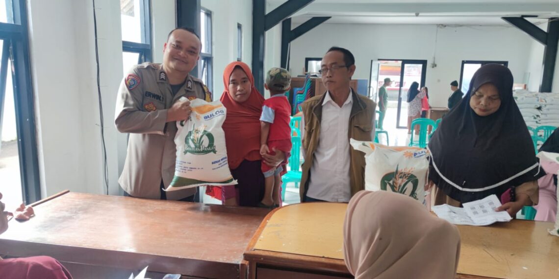 Bhabinkamtibmas Polsek Sukaraja, Laksanakan Monitoring Penyaluran Beras Bansos