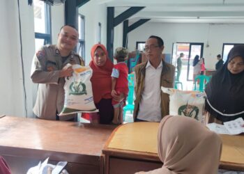 Bhabinkamtibmas Polsek Sukaraja, Laksanakan Monitoring Penyaluran Beras Bansos