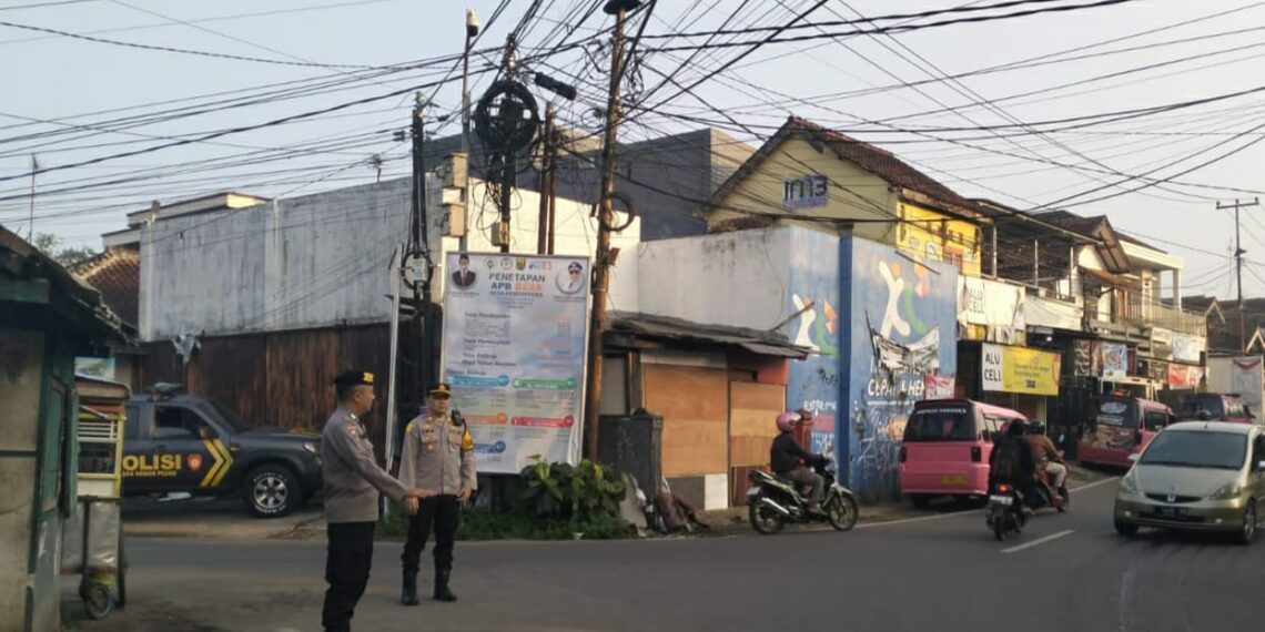 Polsek Kebonpedes Lakukan Pelayanan Masyarakat Pagi Hari Dengan Gatur Lalin Di Pertigaan Cimuncang