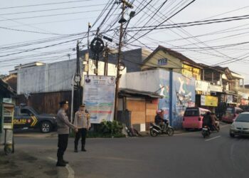 Polsek Kebonpedes Lakukan Pelayanan Masyarakat Pagi Hari Dengan Gatur Lalin Di Pertigaan Cimuncang