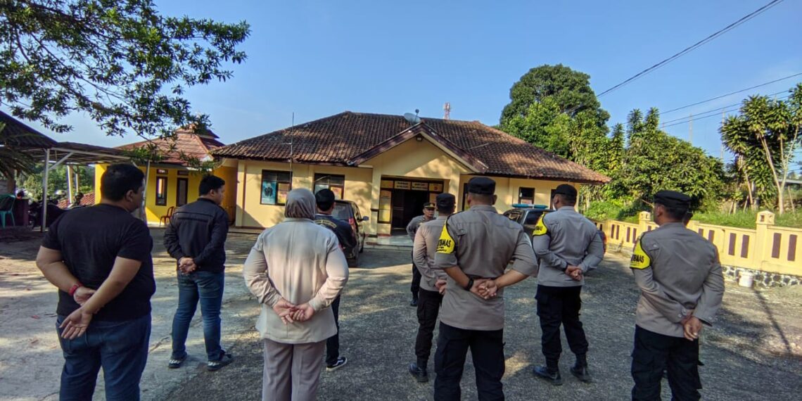 Apel Pagi dan Pengecekan Kelengkapan Personil Polsek Kadudampit