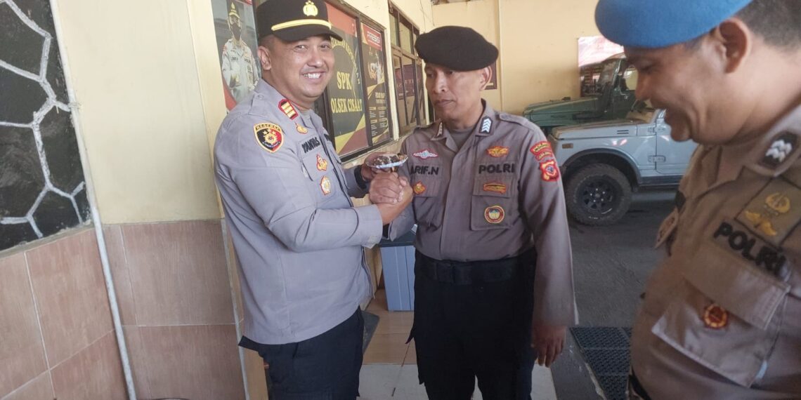 Kapolsek Cisaat  Beri Kejutan Ulang Tahun Kepada Anggota yang Berulang Tahun