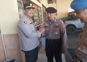 Kapolsek Cisaat  Beri Kejutan Ulang Tahun Kepada Anggota yang Berulang Tahun