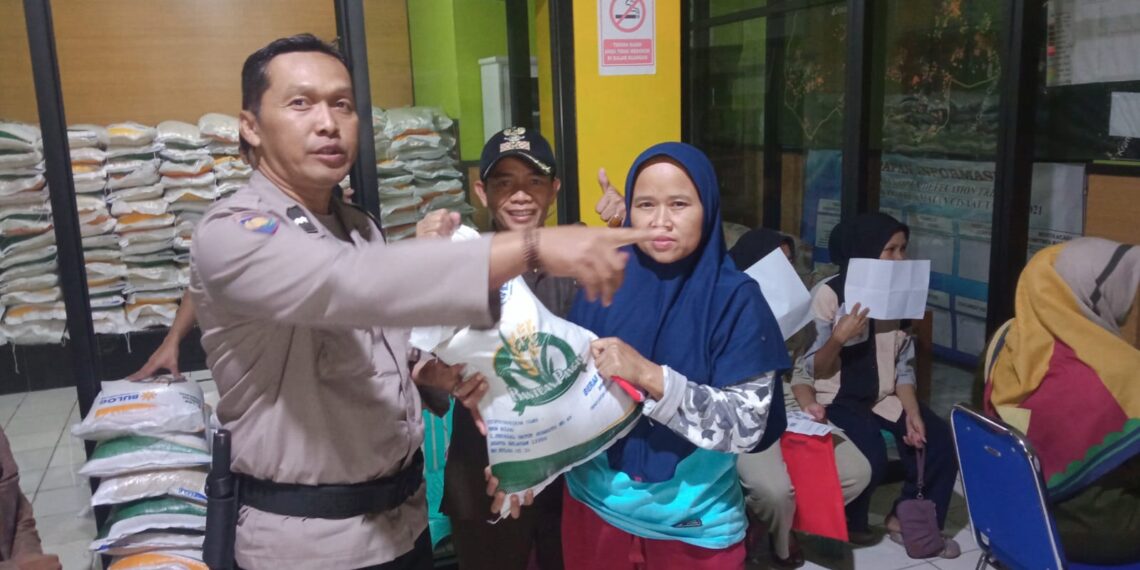 Bhabinkamtibmas Polsek Cisaat Lakukan Monitoring Penyaluran Beras Bulog