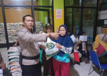 Bhabinkamtibmas Polsek Cisaat Lakukan Monitoring Penyaluran Beras Bulog
