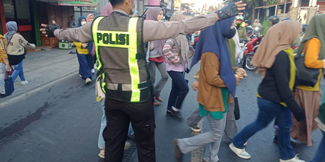 Antisipasi Kemacetan Pagi, Unit Lantas Polsek Sukalarang Laksanakan Gatur Lalin Saat Jam Masuk Karyawan