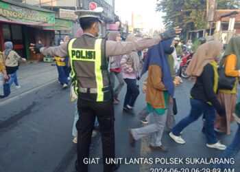 Antisipasi Kemacetan Pagi, Unit Lantas Polsek Sukalarang Laksanakan Gatur Lalin Saat Jam Masuk Karyawan