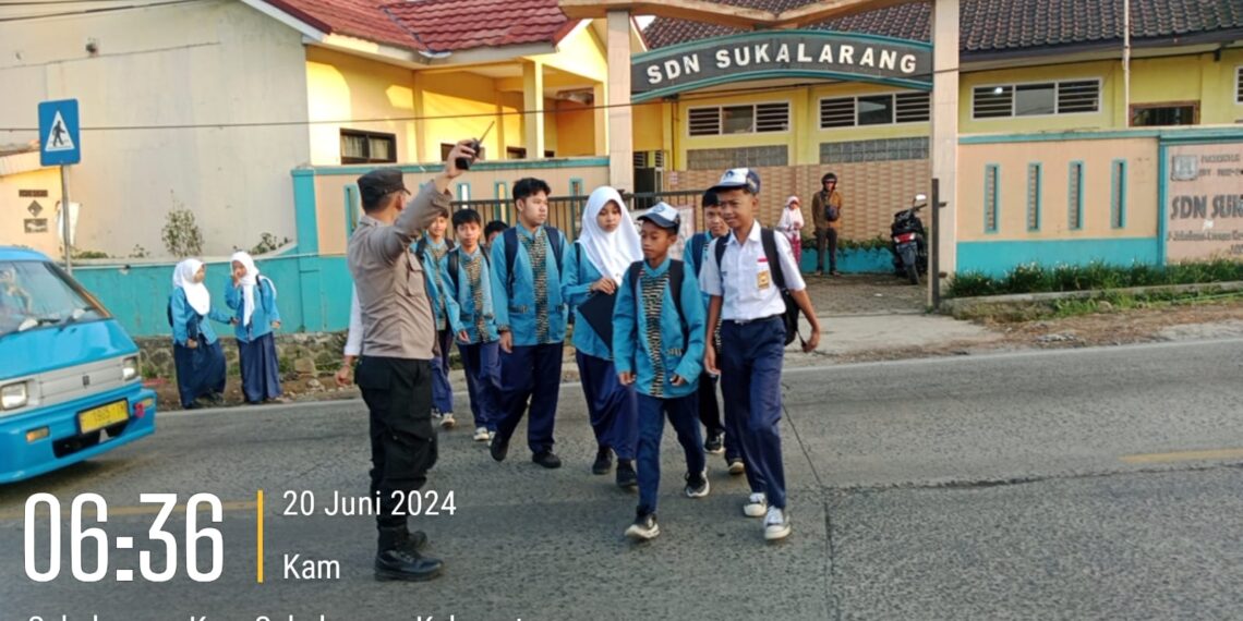 Wujud Kepedulian, Polisi Bantu Anak-Anak Sekolah Menyeberang Jalan