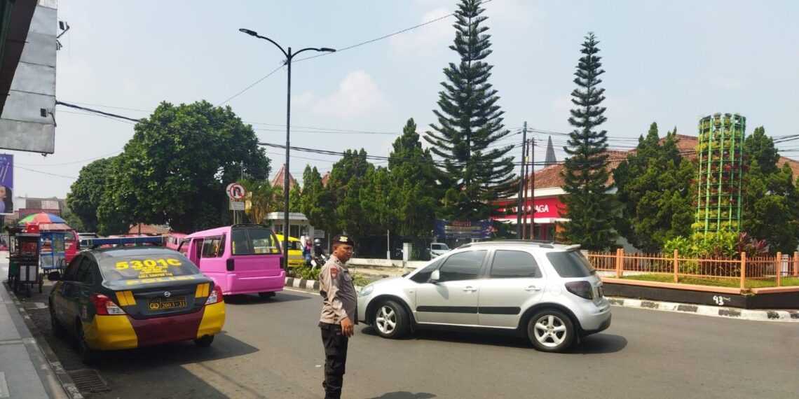 Unit Samapta Polsek Cikole Laksanakan Pengaturan Pada Siang Hari