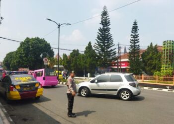 Unit Samapta Polsek Cikole Laksanakan Pengaturan Pada Siang Hari