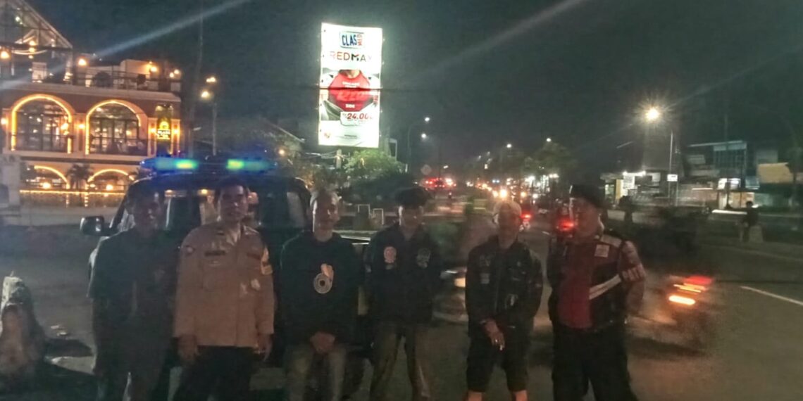 Patroli Malam Cegah Gangguan Kamtibmas Di Wilayah Lembursitu
