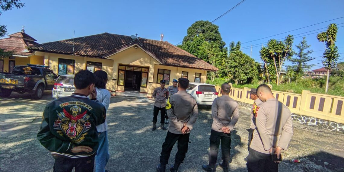 Apel Pagi dan Pengecekan Kelengkapan Personil Polsek Kadudampit