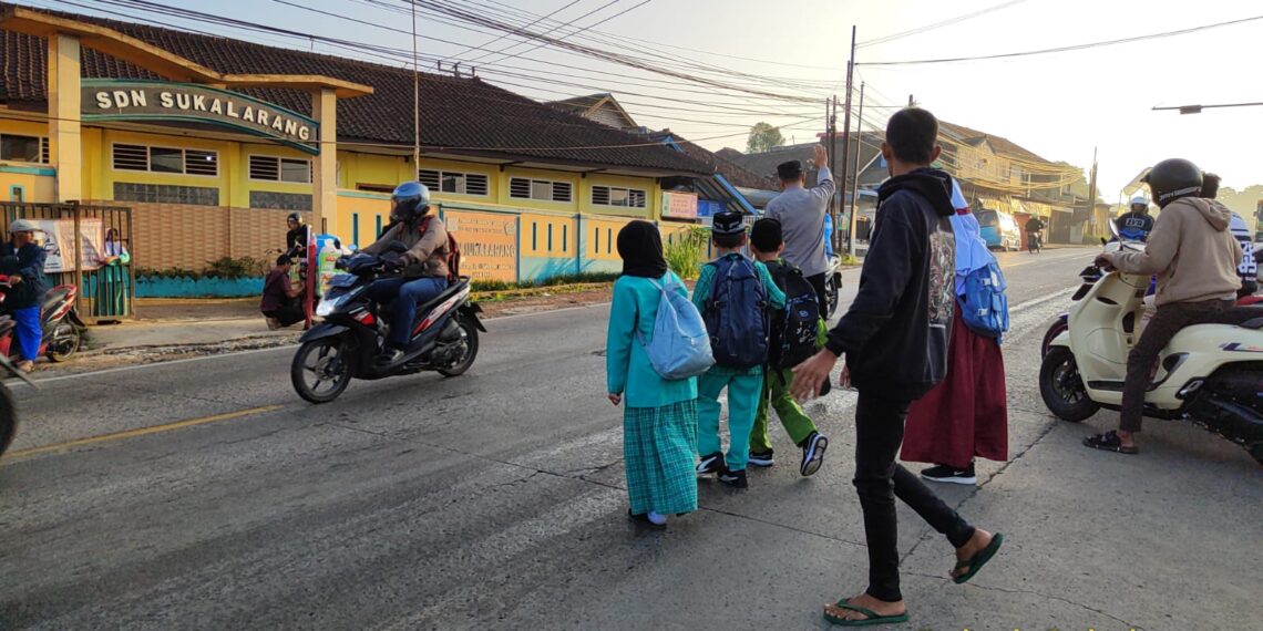 Personil Sektor Sukalarang Laksanakan Pelayanan Gatur Lalu Lintas Pagi, Pasca Masuk Anak Sekolah