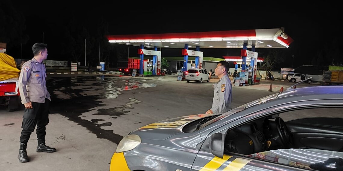 Anggota Patroli Polsek Sukalarang Laksanakan Patroli Malam Sambangi SPBU