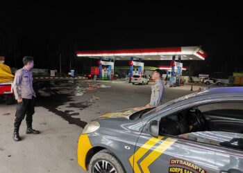 Anggota Patroli Polsek Sukalarang Laksanakan Patroli Malam Sambangi SPBU