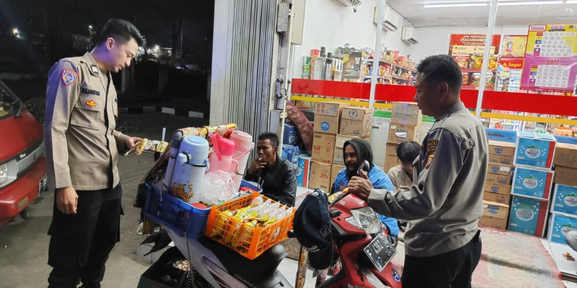 Polsek Sukalarang Patroli Toko Minimarket dan Dialogis dengan Masyarakat