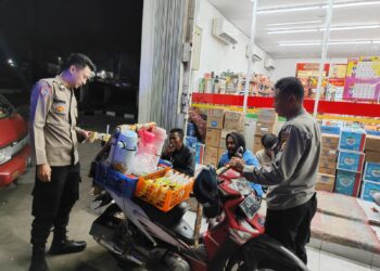 Polsek Sukalarang Patroli Toko Minimarket dan Dialogis dengan Masyarakat