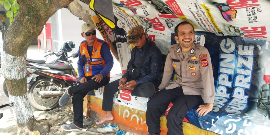 Guna Ciptakan Keamanan dan Kondusif, Kapolsek Citamiang Patroli Dialogis dan Sambangi Warga